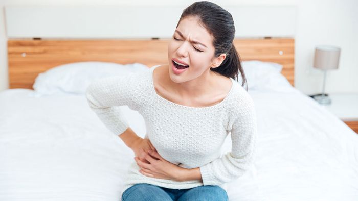 Đau bụng bên phải là bệnh gì? Nhận biết theo vị trí để tránh bỏ sót dấu hiệu nguy hiểm 4 Khám bụng và xác định điểm đau
